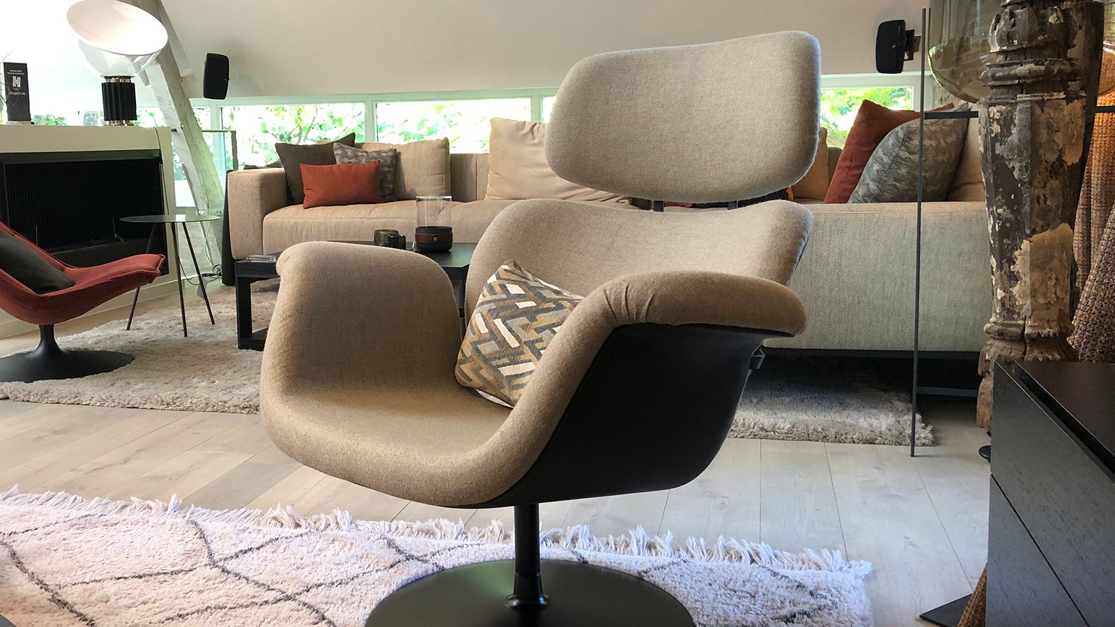 Afbeelding van een stoel in een woonkamer