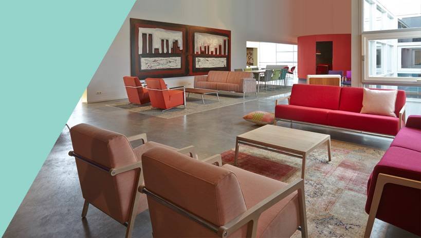 Banken en stoelen in wachtruimte