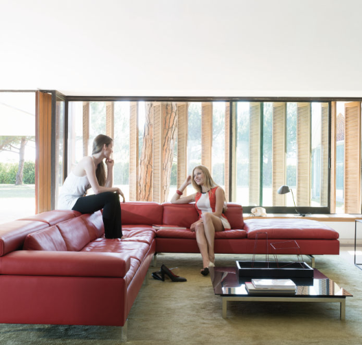 Afbeelding met zijn tweeen op de bank