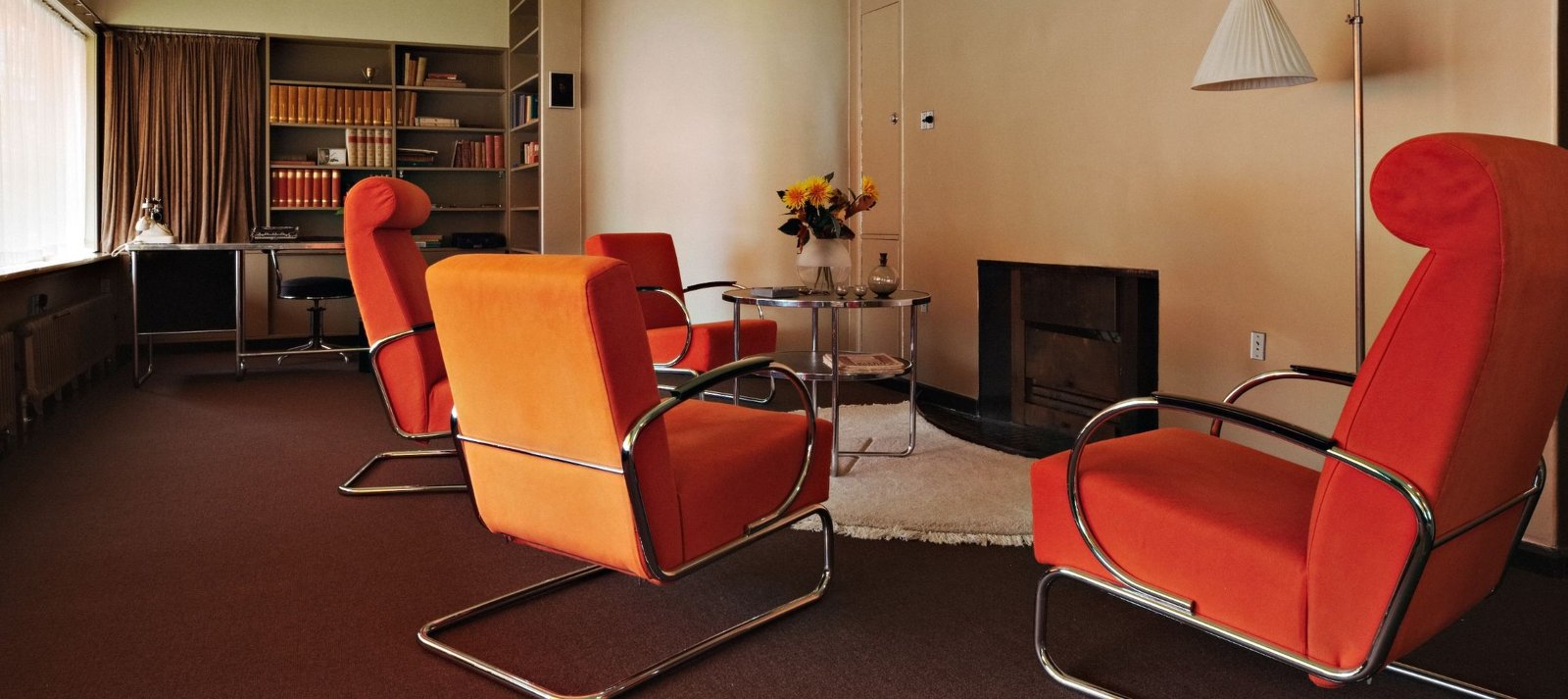 Woonkamer met stoelen